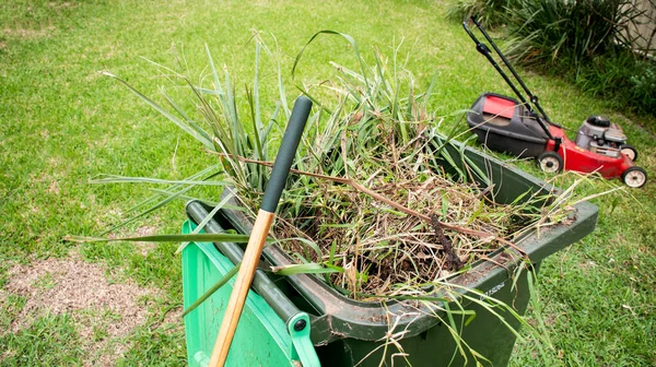 Recipiente Lixo Verde Cheio Lixo Jardim Reciclagem Lixo Para Ambiente — Fotografia de Stock