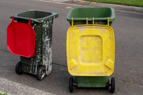 Australské Popelnice Kolečkách Barevnými Víky Pro Všeobecnou Recyklaci Domovního Odpadu — Stock fotografie