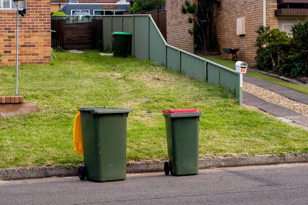 Australische Mülltonnen Mit Bunten Deckeln Für Hausmüll Und Recycling Straßenrand — Stockfoto