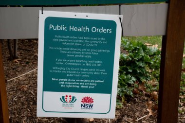 Sydney, Avustralya 2020-05-24 Halk Sağlığı Emirleri COVID-19 salgını sırasında Avustralya 'nın NSW kentindeki bir halk parkında imza attı..