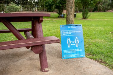 Sydney, Avustralya 2020-05-24 Sosyal Mesafe İşareti COVID-19 salgını sırasında Avustralya 'nın NSW kentindeki bir kamu parkında.