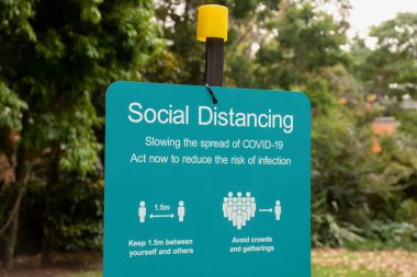 COVID-19 salgını sırasında Avustralya 'nın NSW kentindeki bir kamu parkında sosyal uzaklık işareti.