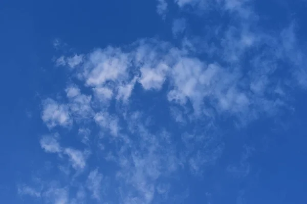 白い雲と青い空 自然背景 — ストック写真