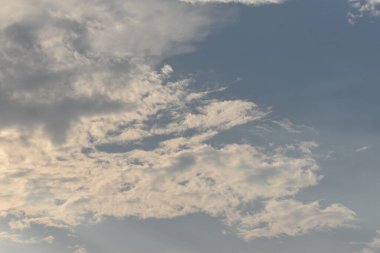 Beyaz bulutlu mavi gökyüzü, doğa arkaplan.