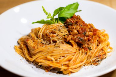 Domuz pirzolası ve domates soslu spagetti makarna..