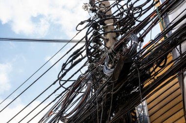 Elektrik direği üzerindeki Elektrik kabloları ve İletişim kablolarının düğümü.