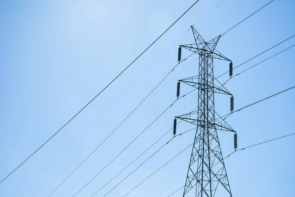 Torre de aço de alta tensão potência elétrica contra o céu azul e nuvens . — Fotografia de Stock