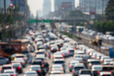 Trafik sıkışıklığının akşam trafiğindeki bulanık görüntüsü.