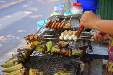 Tüccarlar mangal topuyla karşılaşıp sokak yollarında buluşurlar..