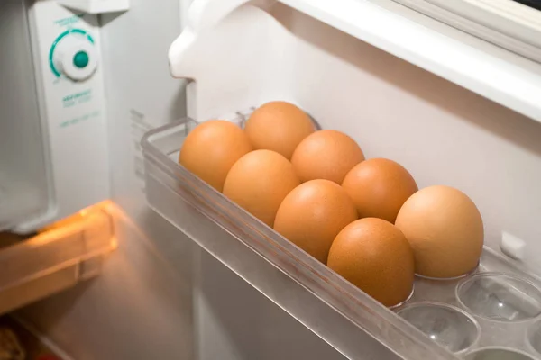 Huevos de pollo en el estante del refrigerador . — Foto de Stock