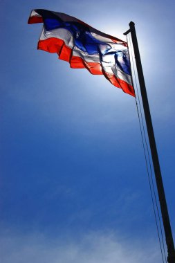 Tayland bayrağı. Rüzgar tarafından dalgalanan Tayland bayrağı.