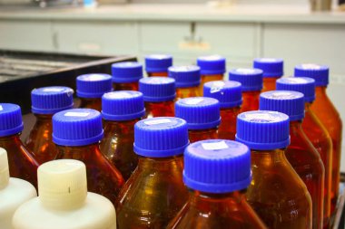 Kahverengi şişe cam, kimya laboratuvarında..