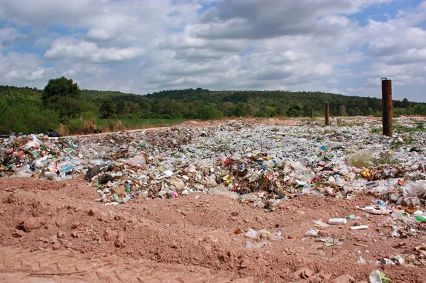 Müll auf Mülldeponie mit Bergkulisse. — Stockfoto