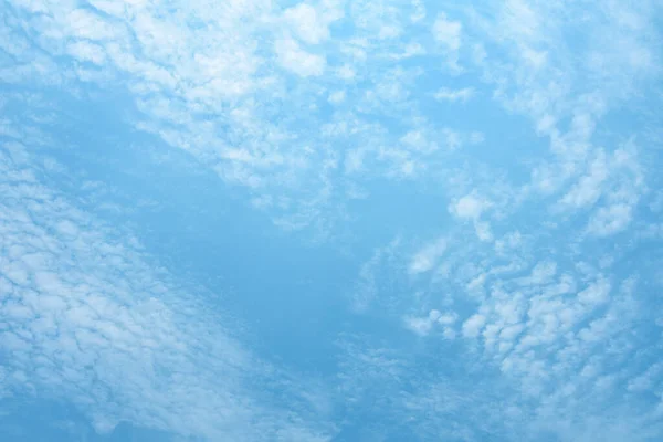 Blauwe lucht en wolken achtergrond. — Stockfoto