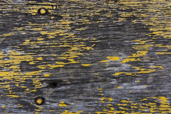 Sarı boyalı eski ahşap dokular soyuluyor.. — Stok fotoğraf