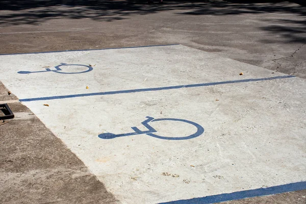 混凝土停车场上的残疾人士停车场. — 图库照片