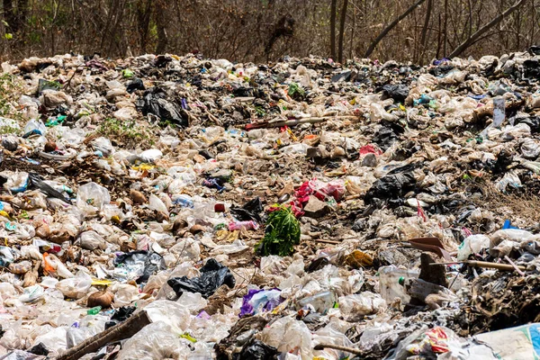 Komunalne wysypisko śmieci na wysypiskach. Zanieczyszczenie środowiska. — Zdjęcie stockowe