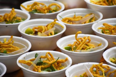 İnsanlar plastik ve köpük kabı kullanıyor. Yiyecek ve içecekleri dolduruyorlar. Bu da çöp ve çevre kirliliğine neden oluyor..