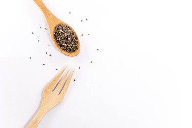 Tahta kaşık ve ahşap çatal beyaz arkaplanda izole edilmiş tohumlar ve boşluğu kopyala.