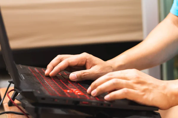 Close up man hands using lap top computer. — 스톡 사진