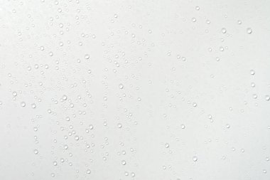 Beyaz yüzey arka planında su damlaları.