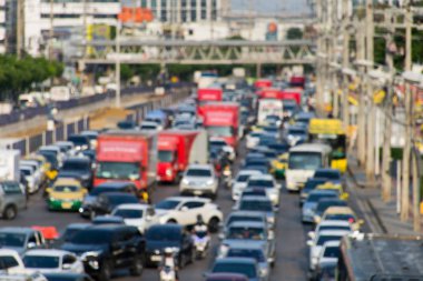 Trafik sıkışıklığının akşam trafiğindeki bulanık görüntüsü.