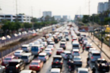 Trafik sıkışıklığının akşam trafiğindeki bulanık görüntüsü.