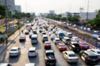 Trafik sıkışıklığının akşam trafiğindeki bulanık görüntüsü.