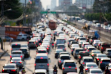 Trafik sıkışıklığının akşam trafiğindeki bulanık görüntüsü.