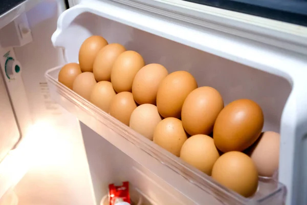 Huevos de pollo en el estante del refrigerador . — Foto de Stock