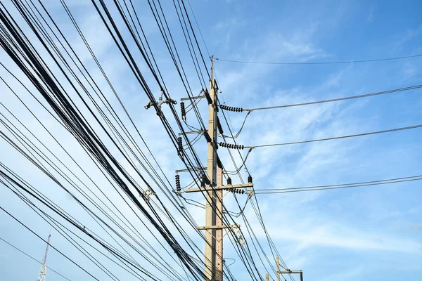 Elektrik direği üzerindeki Elektrik kabloları ve İletişim kablolarının düğümü. — Stok fotoğraf