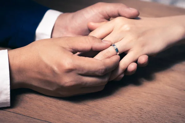 Bruidegom met trouwring aan bruidegom vinger. — Stockfoto