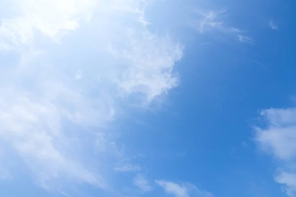 Blauwe lucht met wolken achtergrond. — Stockfoto