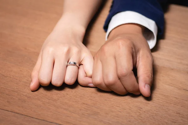 Bruid Bruidegom Paar Zijn Haak Elkaars Pink Houten Tafel Romantisch — Stockfoto