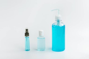 El dezenfektanı jeli ve sprey beyaz arka planda izole edilmiş virüs, bakteri ve mikropların yayılmasını önler ve temizler. COVID-19 Pandemic Coronavirus önleme ve kişisel hijyen konsepti.