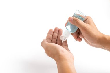 Adam, virüs, bakteri ve mikropların yayılmasını önlemek için el dezenfektanı sürüyor. COVID-19 Pandemic Coronavirus önleme ve kişisel hijyen konsepti.