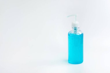 Beyaz arka planda bulunan virüs, bakteri ve mikropların yayılmasını önlemek ve temizlemek için el dezenfektanı jeli. COVID-19 Pandemic Coronavirus önleme ve kişisel hijyen konsepti.