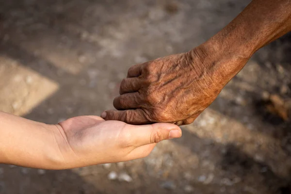 Jonge Vrouw Die Hand Van Een Bejaarde Vasthoudt — Stockfoto