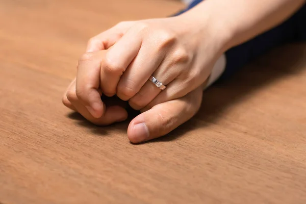 Bruid Bruidegom Hand Hand Met Trouwring Houten Tafel — Stockfoto