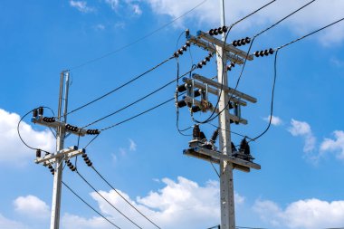 Elektrik yalıtımlı yüksek gerilim kabloları ve beton elektrik direğinde ekipman..