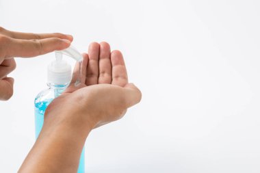 Adam, virüs, bakteri ve mikropların yayılmasını önlemek için el dezenfektanı sürüyor. Salgın virüsü önleme ve kişisel hijyen konsepti.