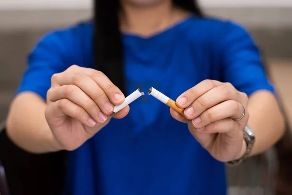 Manos Mujer Sosteniendo Rompiendo Cigarrillo Para Dejar Fumar Deje Fumar — Foto de Stock