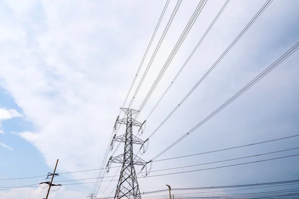 Torre Aço Alta Tensão Potência Elétrica Contra Céu Azul Nuvens — Fotografia de Stock