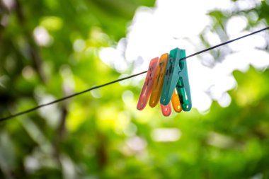 Çelik tele asılı plastik kumaş askısı..