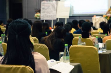 Konferans salonunda ya da seminer odasında seyircilerin dikiz görüntüsü.
