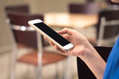 El ele tutuşan ve cep telefonu kullanan genç bayanı kapatın. Mobil görüntüde kırpma yolu.
