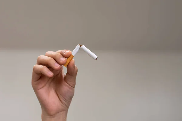 Manos Sosteniendo Rompiendo Cigarrillo Para Dejar Fumar Deje Fumar Cigarro — Foto de Stock