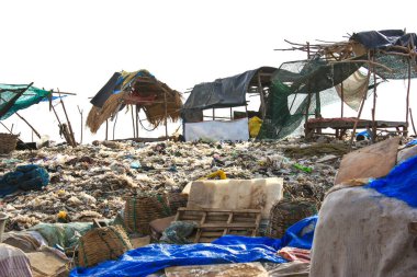 Çöp sahasında eski bir kulübesi olan belediye çöplüğü. Çevre kirliliği.