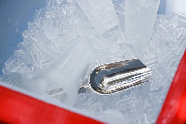Metal Buz Kepçe Kova Buz Üzerinde Plastik Fincan — Stok fotoğraf