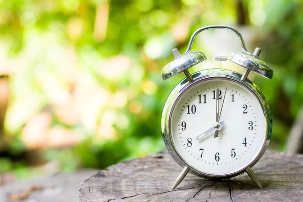 Relógio Alarme Vintage Prata Mostrar Horas Mesa Madeira Com Natureza — Fotografia de Stock